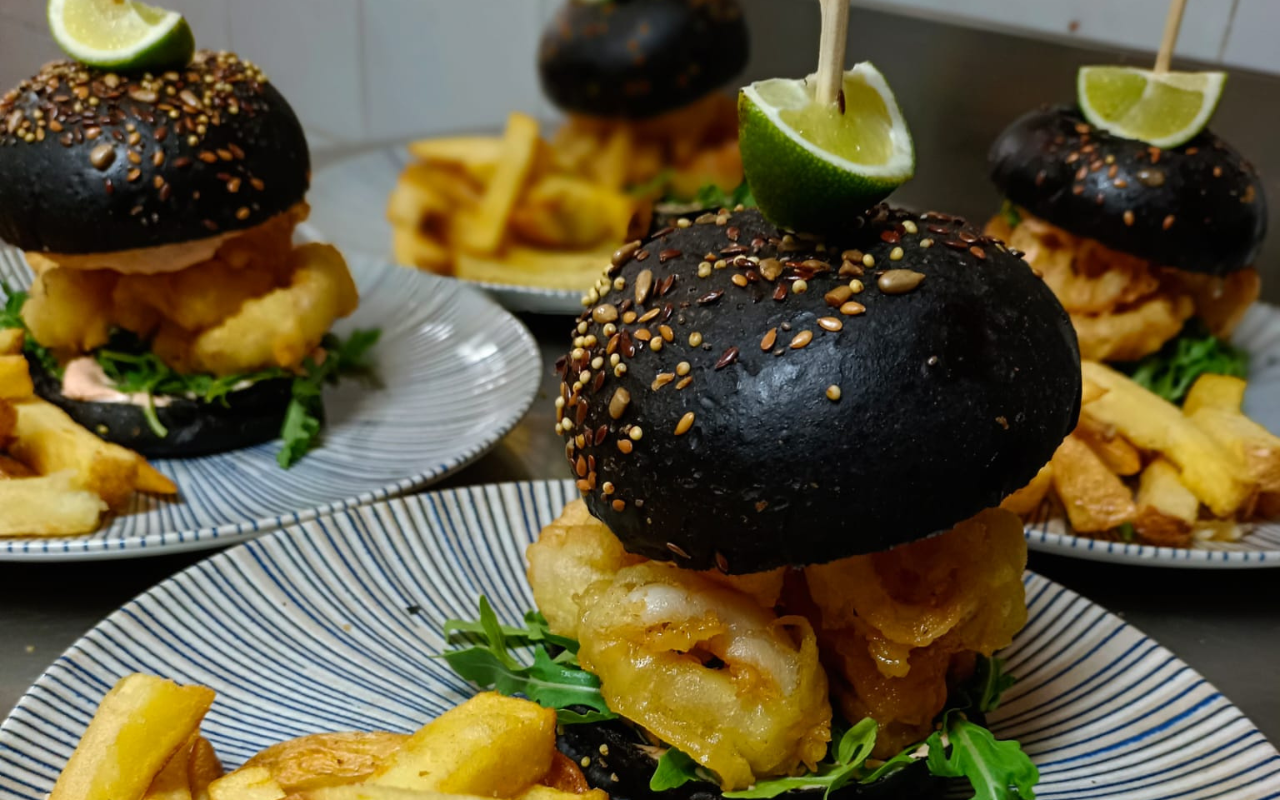 sàndvitx de pa negre de calamars amb tempura amb maionesa de xili fumat a katán restaurant al centre de terrassa