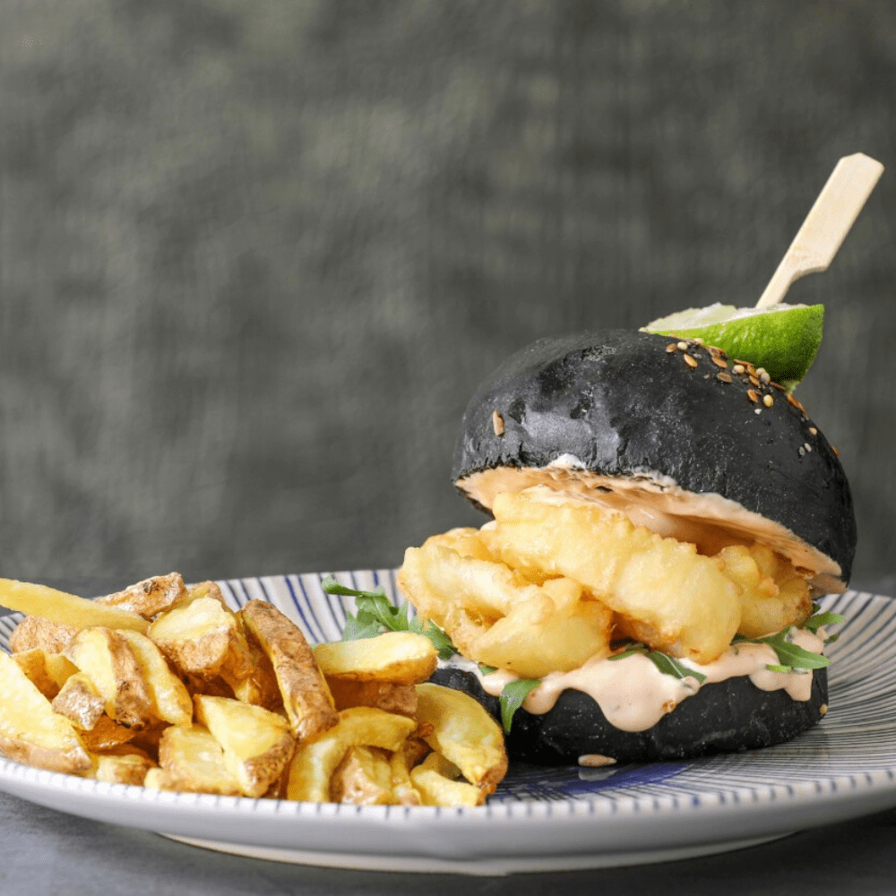 SÀNDWITX DE PA NEGRE I CALAMARS EN TEMPURA