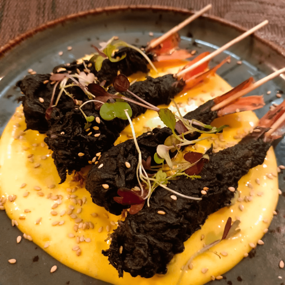 gamba en tempura negra amb salsa mango-curri